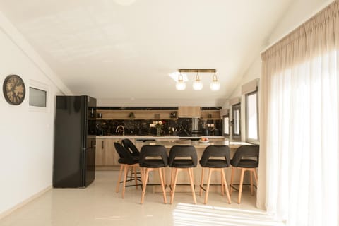 Kitchen or kitchenette, Seating area, Dining area