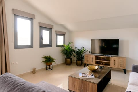 Communal lounge/ TV room, TV and multimedia, Living room, Seating area, Evening entertainment