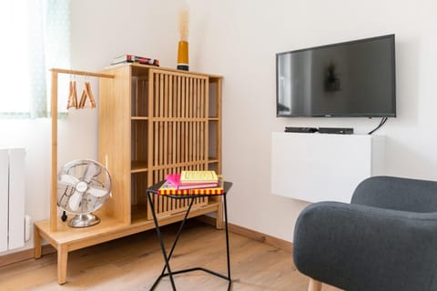 Cozy and Elegant Studio Bellecombe District Lyon 6th Apartment in Villeurbanne
