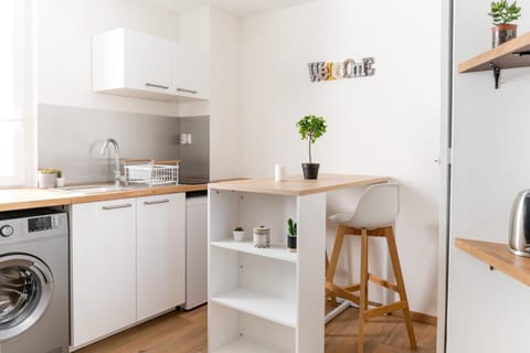Cozy and Elegant Studio Bellecombe District Lyon 6th Apartment in Villeurbanne