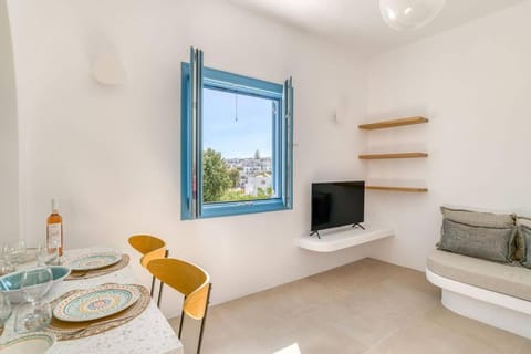 Communal lounge/ TV room, TV and multimedia, Living room, Seating area, Dining area, Evening entertainment