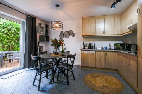 Coffee/tea facilities, Kitchen or kitchenette, Seating area, Dining area, minibar, stove