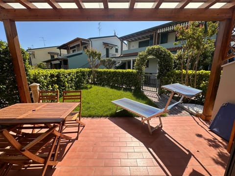 Patio, Day, View (from property/room), Dining area, Garden view, sunbed