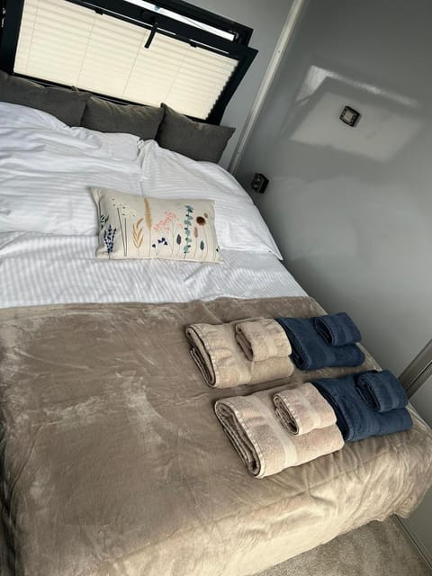 Bed, Bedroom, towels