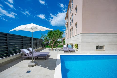 Pool view, Swimming pool, sunbed