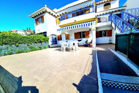 Facade/entrance, Off site, Balcony/Terrace