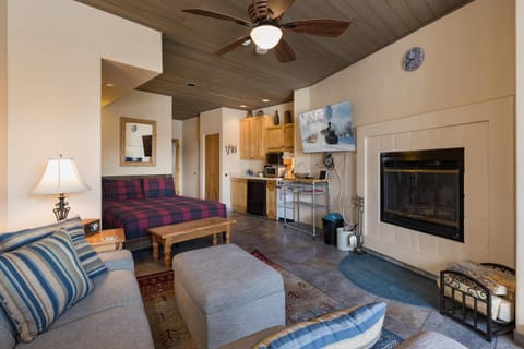 Eolus 320 House in Purgatory