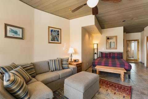 Eolus 320 House in Purgatory