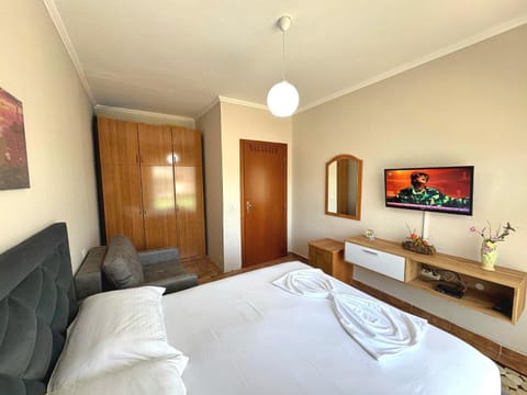 Bed, TV and multimedia, Bedroom