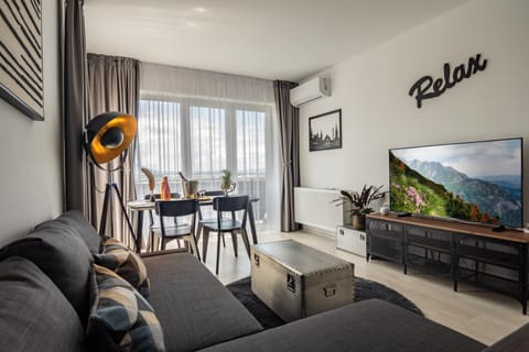 TV and multimedia, Living room, Evening entertainment