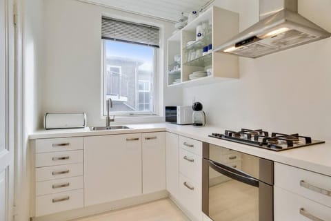 Kitchen or kitchenette, pet friendly, stove