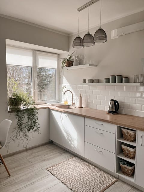 Coffee/tea facilities, Kitchen or kitchenette, stove, kitchen