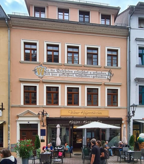 Property building, Restaurant/places to eat