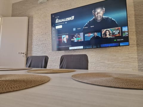 Communal lounge/ TV room, TV and multimedia, Living room, Seating area, Dining area, Evening entertainment