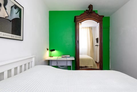 Photo of the whole room, microwave