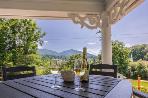 WALK TO TOWN! MTN VIEWS! HOT TUB! FIREPIT! SLEEPS 10 at Steps to Bryson House in Bryson City
