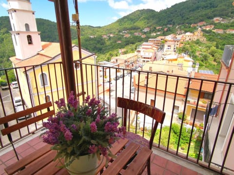 Property building, Patio, Nearby landmark, Natural landscape, View (from property/room), Balcony/Terrace, Dining area, City view, Mountain view