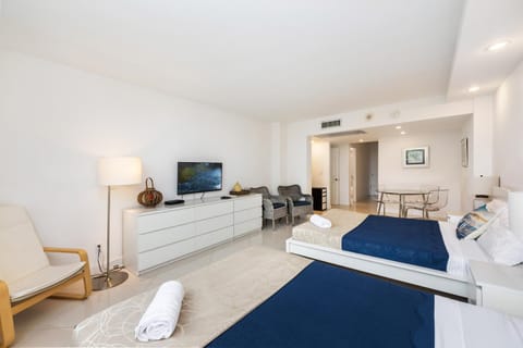 Bed, TV and multimedia, Photo of the whole room, Seating area, air conditioner