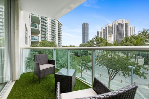 Property building, Day, View (from property/room), Balcony/Terrace, Seating area, City view
