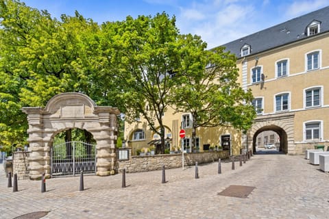 Property building, Day, Location