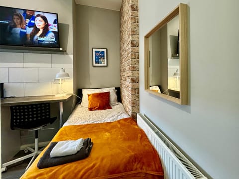 Bed, TV and multimedia, Bedroom