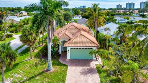 Property building, Day, Natural landscape, Bird's eye view, Garden, Garden view