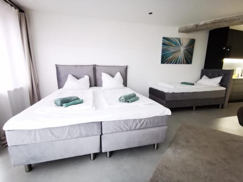 HH 06 by ROCKCHAIR - SUPERHOST Status - Modernes Apartment mit sonnigem Balkon & premium Boxspringbetten in Winterhude - Hamburg Top Geheimtipp Apartment in Hamburg