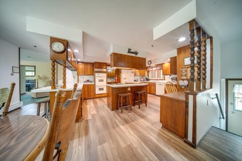 Lake Erie Getaway with Private Pool and Yard! House in Lake Erie