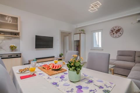 TV and multimedia, Living room, Breakfast