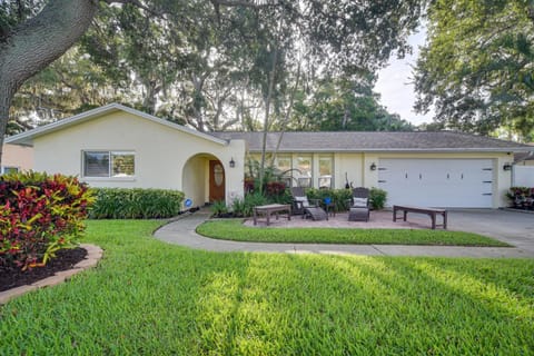 Private Pool, Slide and Treehouse Largo Retreat House in Largo