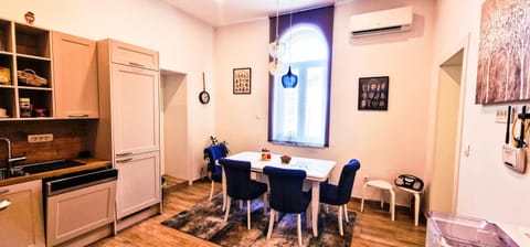 Kitchen or kitchenette, Seating area, Dining area