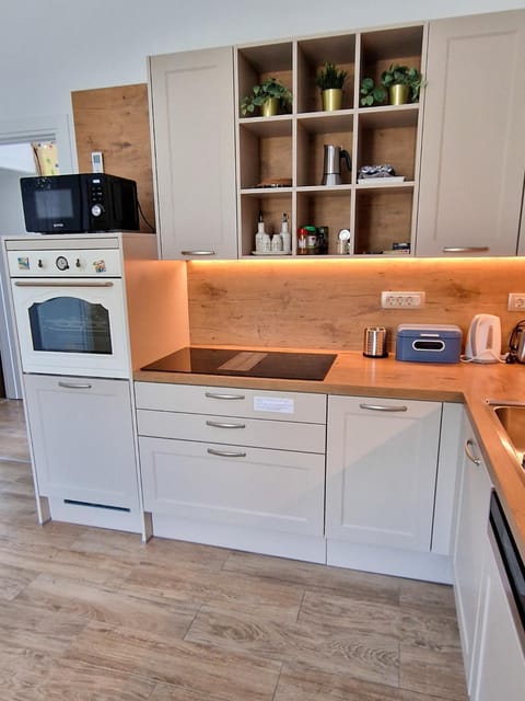 Coffee/tea facilities, Kitchen or kitchenette, dishwasher, oven, stove, toaster