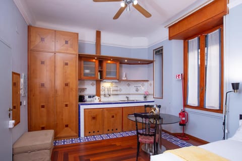 Seating area, Dining area, Lunch, stove, kitchen