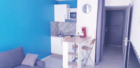 Kitchen or kitchenette, Dining area, minibar