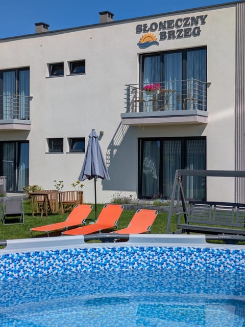 Swimming pool, sunbed