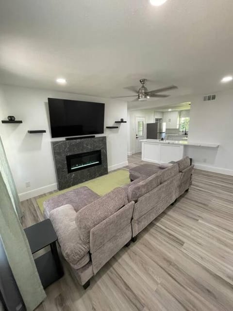 TV and multimedia, Living room, Seating area, fireplace