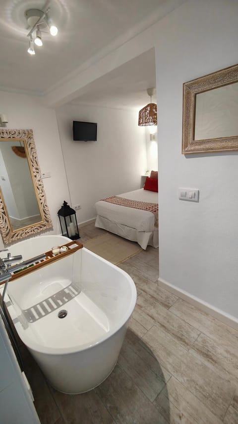 Bed, Photo of the whole room, Bedroom, Bath