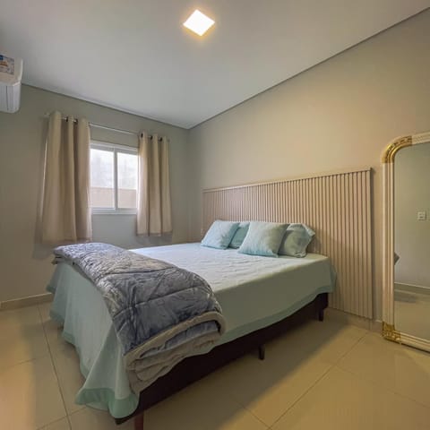 Bed, Photo of the whole room, Bedroom, internet, towels