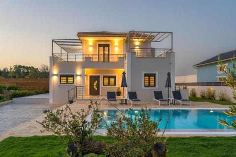 Property building, Garden, Garden view, Pool view, Swimming pool, sunbed