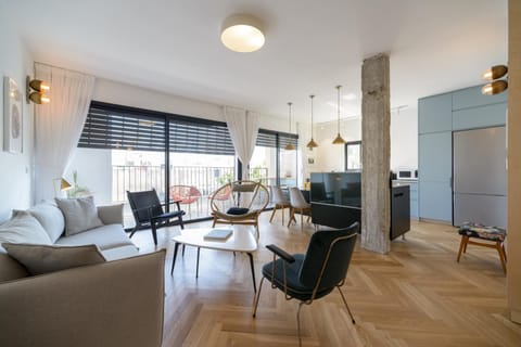 TV and multimedia, Kitchen or kitchenette, Living room, Seating area, Dining area