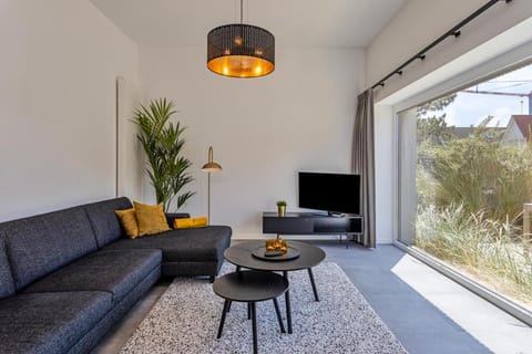 TV and multimedia, Living room, Seating area, Garden view