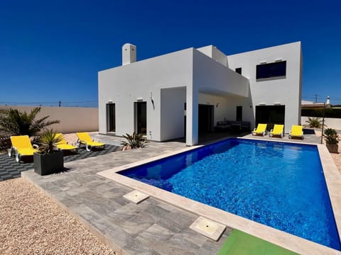 Property building, Patio, Day, Pool view, Swimming pool, Swimming pool, sunbed