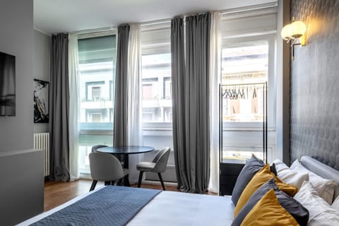 Bed, Photo of the whole room, Seating area, Dining area, Bedroom