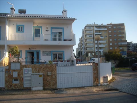 Facade/entrance, Location