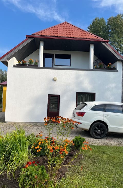 Property building, Day, Garden view, Parking