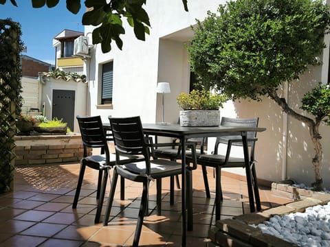 Property building, Day, Garden, Garden, Garden view