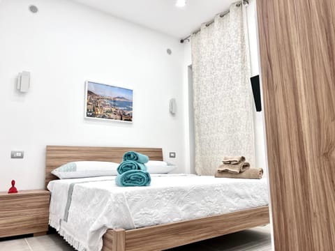 Bed, TV and multimedia, Photo of the whole room, Bedroom, towels, wardrobe, air conditioner
