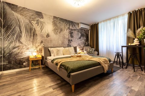 Bed, Photo of the whole room, Seating area, Bedroom