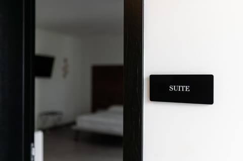 Bed, TV and multimedia, Photo of the whole room, Bedroom, Text overlay