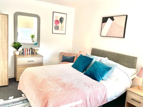 Bed, Photo of the whole room, Bedroom